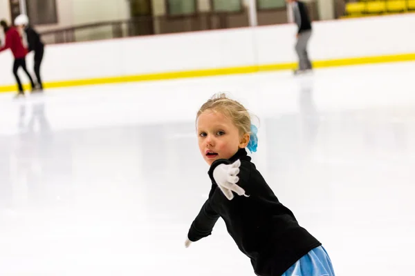 Chica practicando patinaje artístico — Foto de Stock