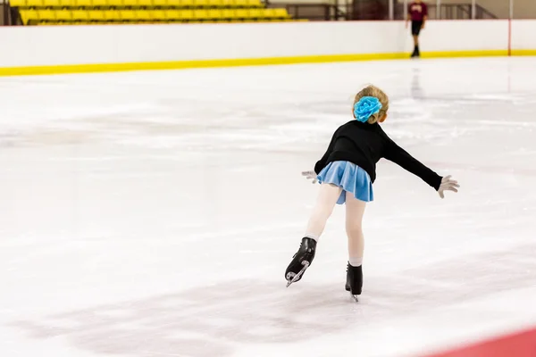 Menina praticando patinação artística — Fotografia de Stock