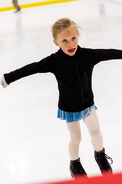 Girl practicing figure skating — Stock Photo, Image