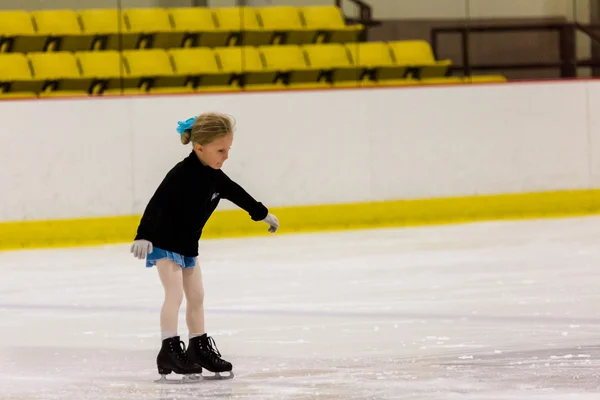女孩练习花样滑冰 — 图库照片