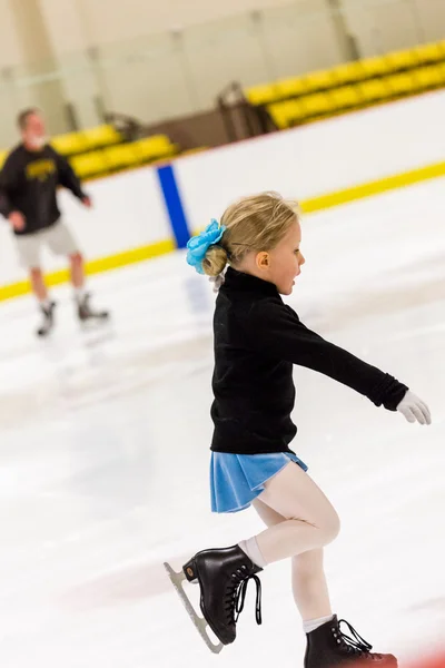 Mädchen übt Eiskunstlauf — Stockfoto