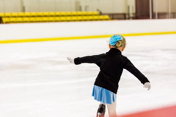 Girl practicing figure skating — Stock Photo, Image