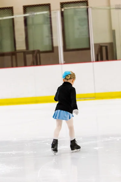 女の子練習フィギュア スケート — ストック写真