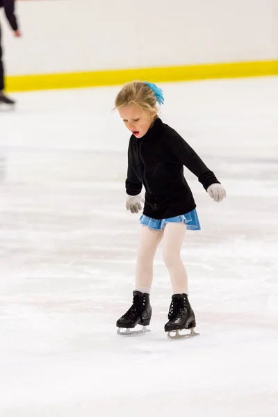 Mädchen übt Eiskunstlauf — Stockfoto