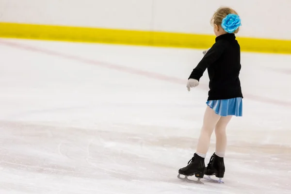 Girl practicing figure skating — Stock Photo, Image