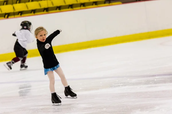 Girl practicing figure skating — Stock Photo, Image