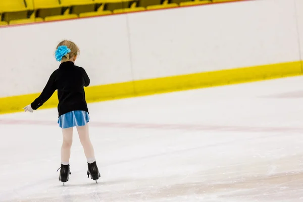 Menina praticando patinação artística — Fotografia de Stock