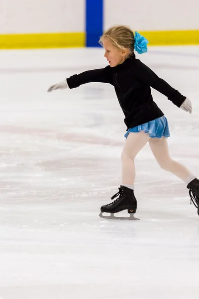 Menina praticando patinação artística — Fotografia de Stock