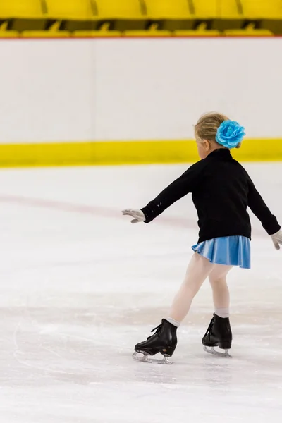 Meisje beoefenen kunstschaatsen — Stockfoto