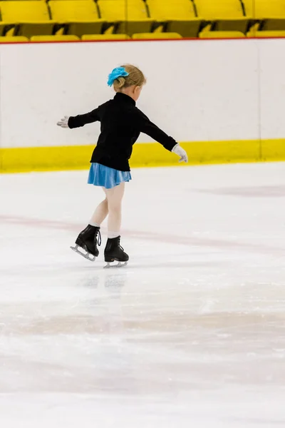 Girl practicing figure skating — Stock Photo, Image