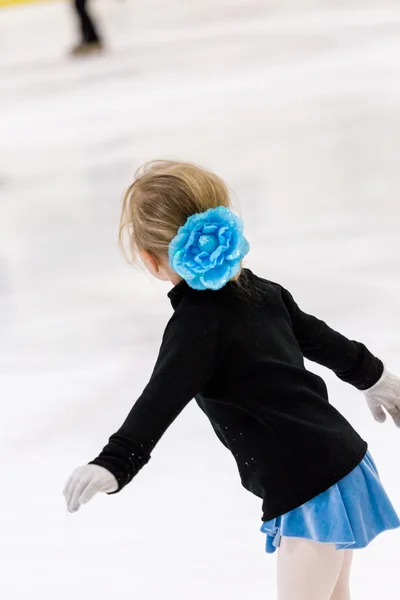 Mädchen übt Eiskunstlauf — Stockfoto
