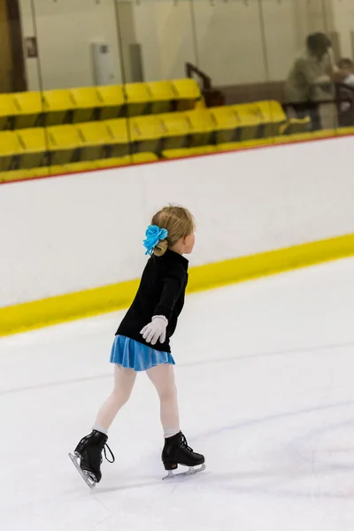 Meisje beoefenen kunstschaatsen — Stockfoto