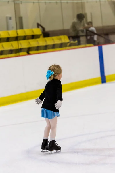Girl practicing figure skating — Stock Photo, Image