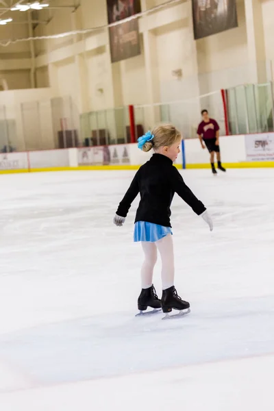 Menina praticando patinação artística — Fotografia de Stock