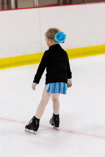 Kız pratik Artistik buz pateni — Stok fotoğraf