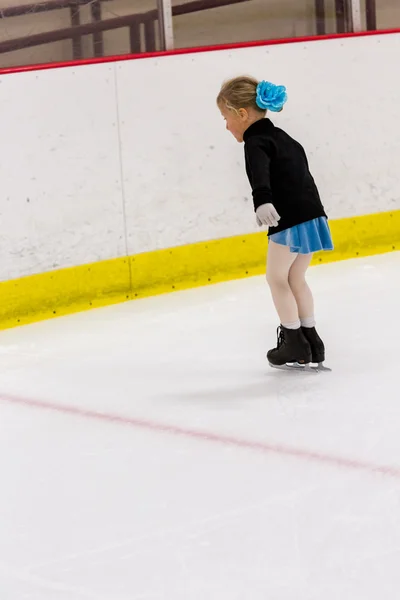 女孩练习花样滑冰 — 图库照片