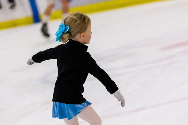 Girl practicing figure skating — Stock Photo, Image