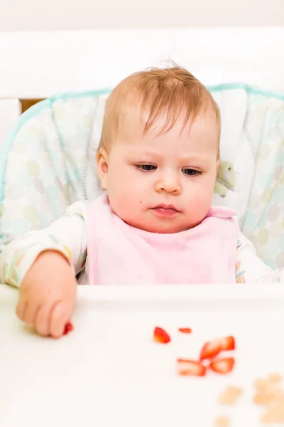 Bebê menina comer refeição — Fotografia de Stock