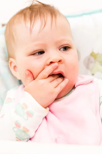 Bebê menina comer — Fotografia de Stock