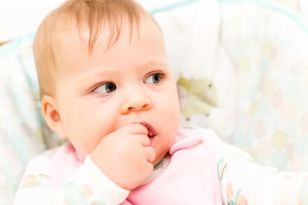 食べる女の赤ちゃん — ストック写真