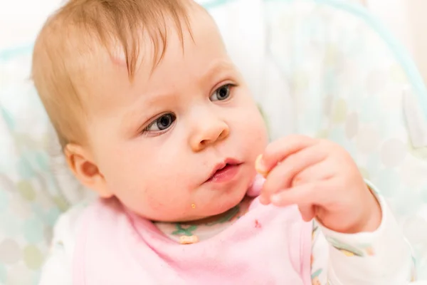 Bebê menina comer — Fotografia de Stock