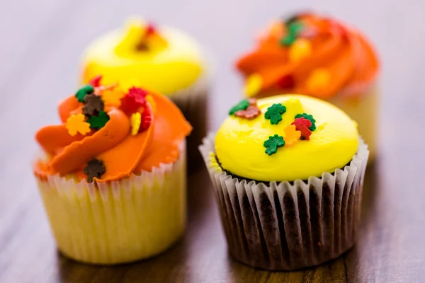 Sárga és narancssárga cupcakes — Stock Fotó
