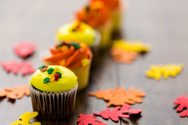 Gele en oranje cupcakes — Stockfoto