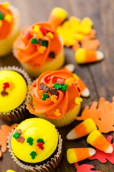 Amarelo e laranja Cupcakes — Fotografia de Stock