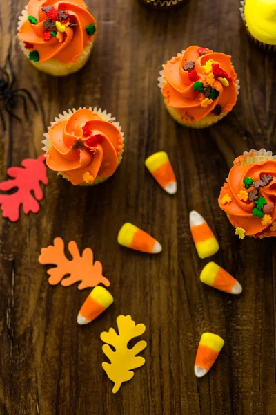 Amarelo e laranja Cupcakes — Fotografia de Stock