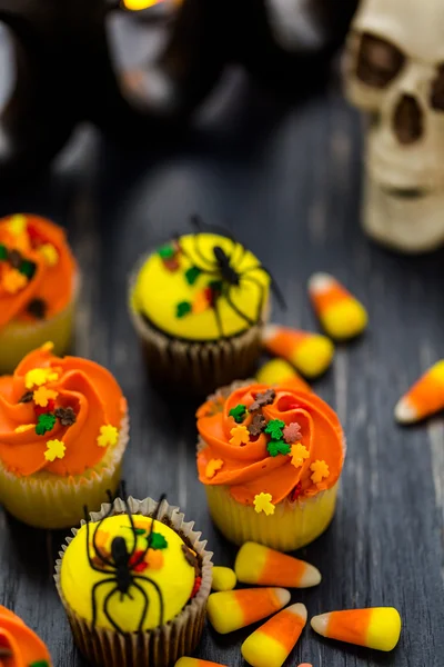 Gula och orange cupcakes — Stockfoto