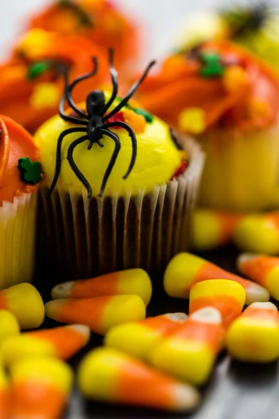 Gele en oranje cupcakes — Stockfoto