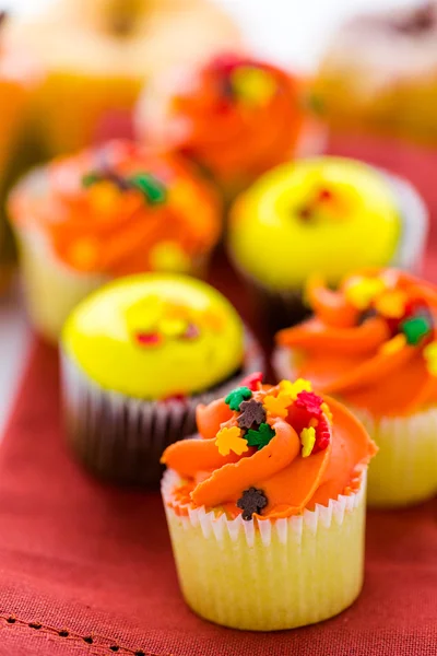 Amarelo e laranja Cupcakes — Fotografia de Stock