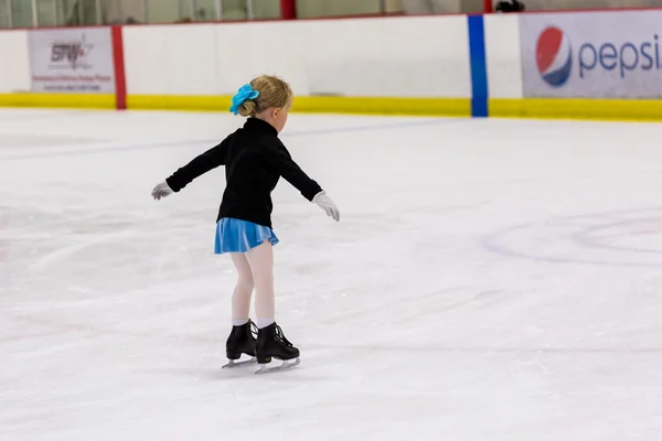 Girl practicing figure skating — Stock Photo, Image