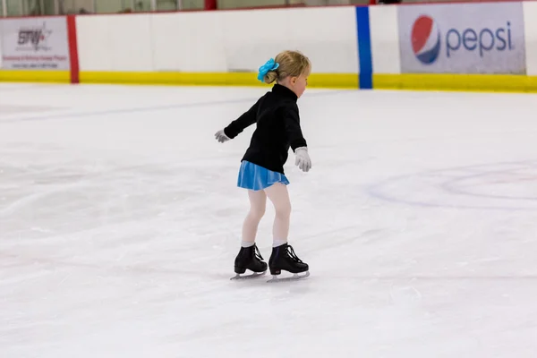 Girl practicing figure skating — Stock Photo, Image