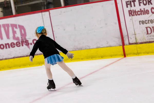 Menina praticando patinação artística — Fotografia de Stock