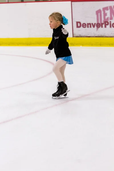 Girl practicing figure skating — Stock Photo, Image