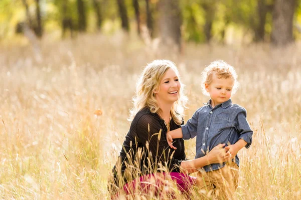 Familie. Moeder en kind — Stockfoto