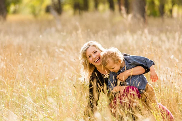 Familie. Moeder en kind — Stockfoto