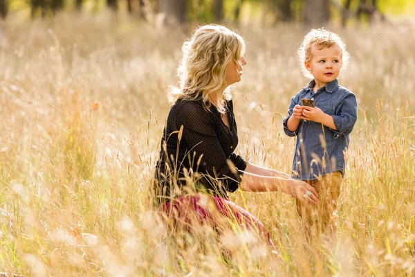 Aile. Anne ve çocuk — Stok fotoğraf