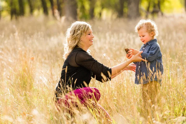 Aile. Anne ve çocuk — Stok fotoğraf