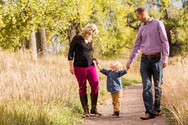 Familie. Ouders en kind — Stockfoto