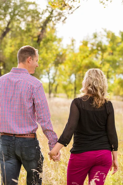 Bonito casal desfrutando fim de semana — Fotografia de Stock