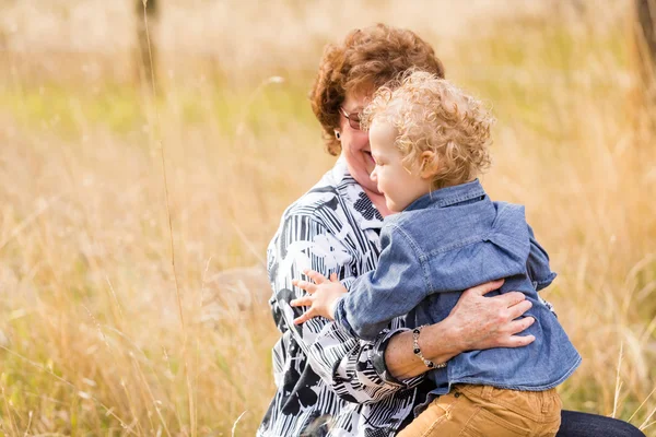 Familjen. Mormor och barn — Stockfoto