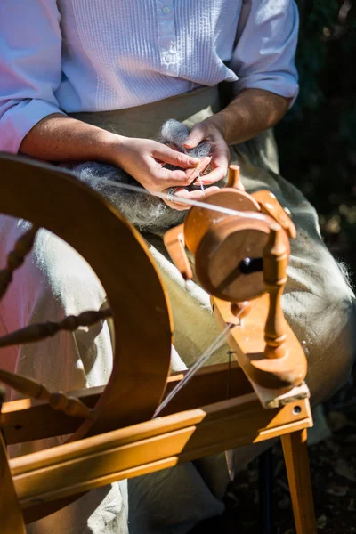 Laine filant avec des outils vintage — Photo