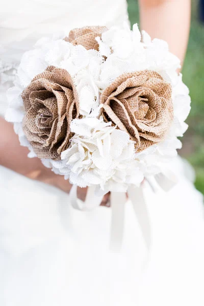 Mariée tenant bouquet de mariage — Photo