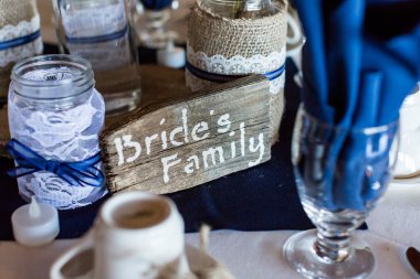 Düğün için süslenmiş ziyafet salonu