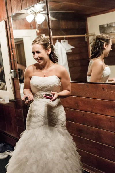 Bruid wating in haar kamer — Stockfoto