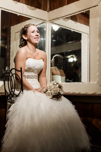 Bruid wating in haar kamer — Stockfoto