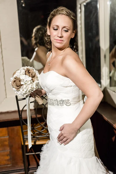 Sposa wating nella sua stanza — Foto Stock