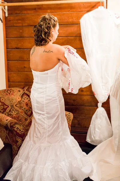 Bride dressing up for wedding — Stock Photo, Image